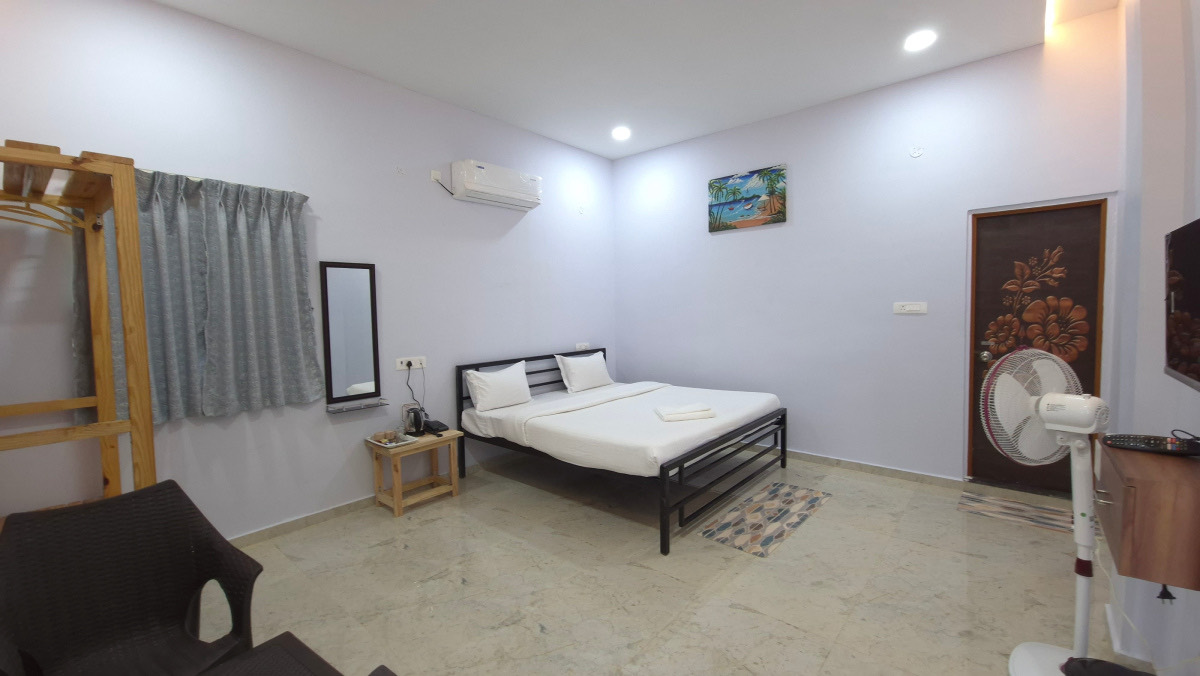 Deluxe air-conditioned room overlooking green fields at City Flora Tiger Resort